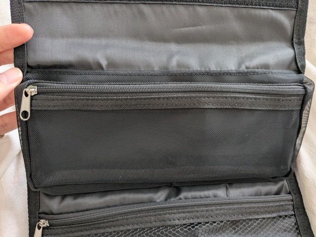 効率厨ポーチ 上部のファスナー付きポーチとポケット