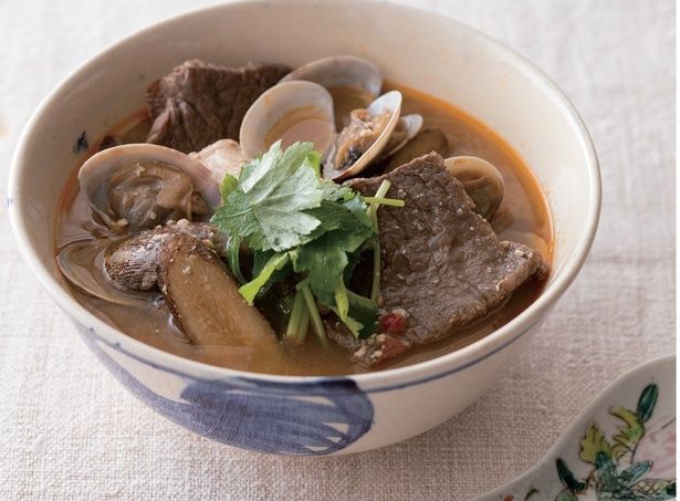 冬に食べたい「ピリ辛牛鍋風スープ」 （C）たかせ さと美、広瀬貴子／KADOKAWA