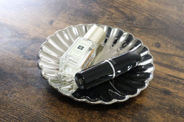 ダイソーの小物置きになる金銀華 小皿