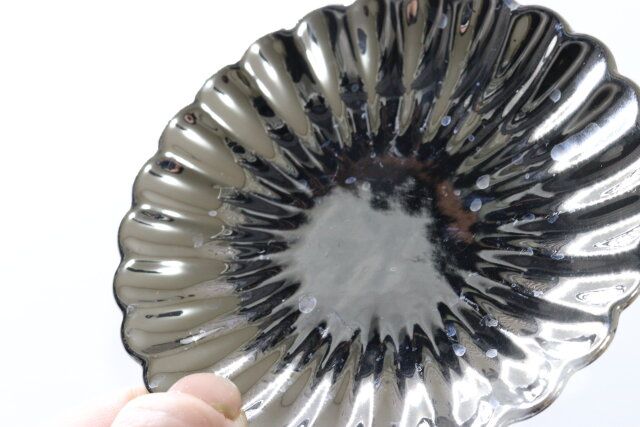 ダイソーの水滴の跡が残る金銀華 小皿