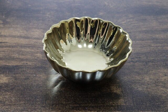 ダイソーの金銀華 小鉢のビジュアル