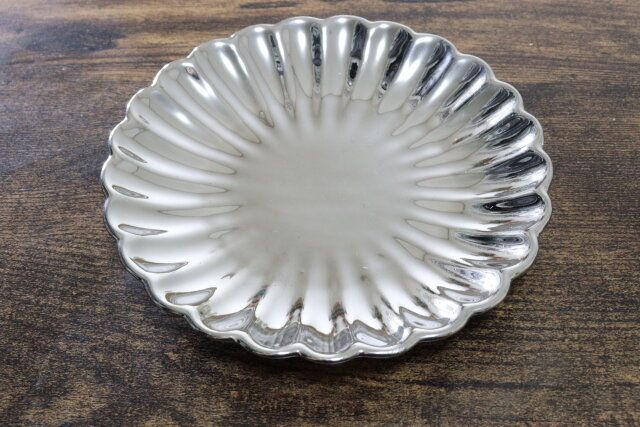 ダイソーの金銀華 小皿のビジュアル