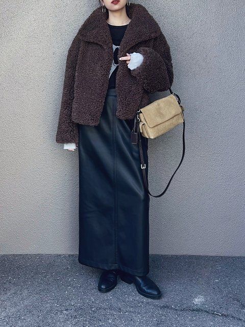 黒ロングスカートコーデ4