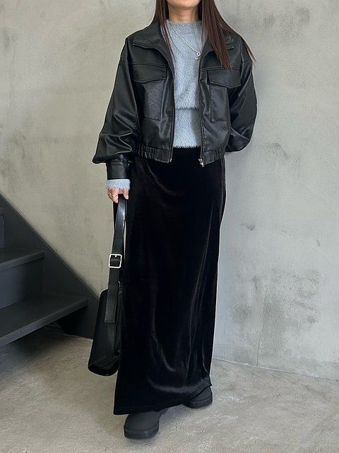 黒ロングスカートコーデ5