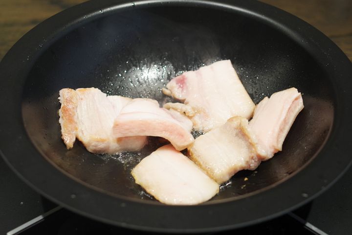 米を蒸らしている間に豚汁作り