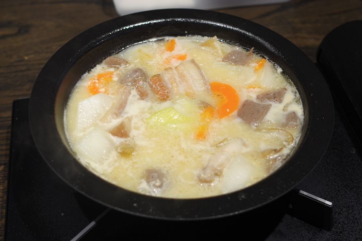 豚汁は味噌を入れて完成