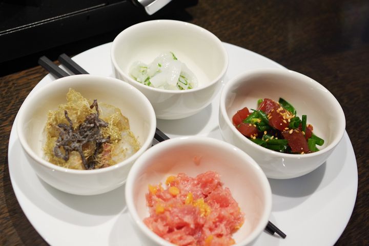 今回は、イカ×大葉、白身魚ととろろ昆布で和えた昆布締め、アヒポキ（まぐろの醤油・みりん漬け）、とろタクです。えごまやすだちと一緒に食べるのもおすすめ。