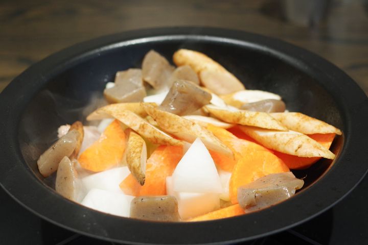 米を蒸らしている間に豚汁作り