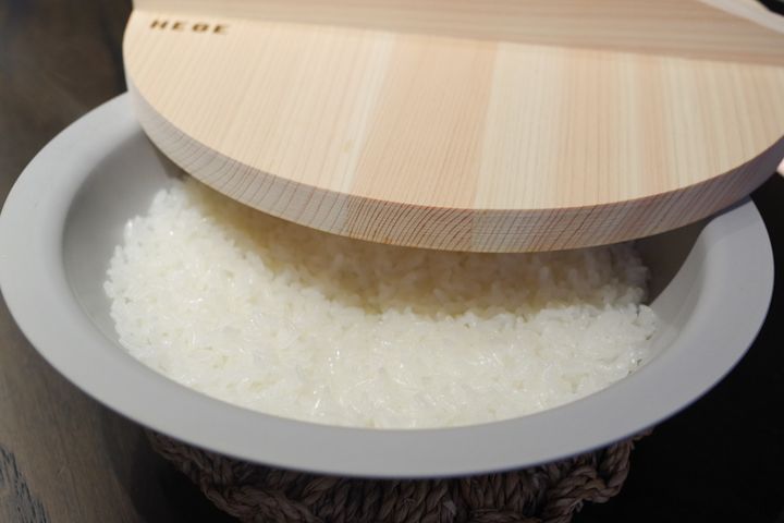 蒸らし終ったら濡れ布巾をかける