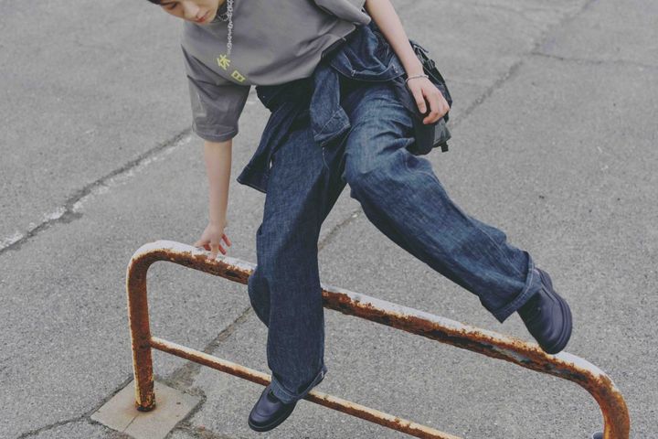 大人のデニム選び。ワードローブに加える特別な相棒【海と空と、デニム まとめ】