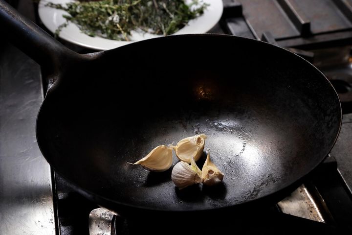 にんにく、ハーブ、じゃがいもの順に入れる