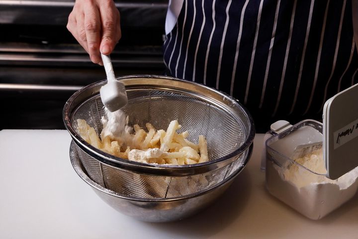 霧吹きして粉を重ねづけする