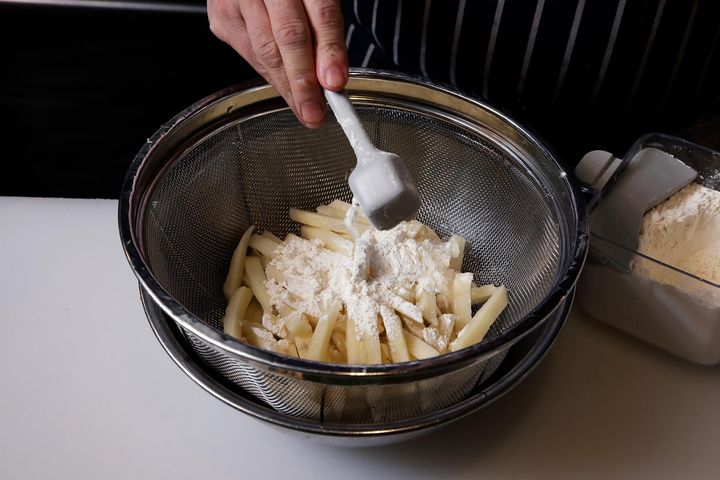 粉をふり、全体に纏わせる