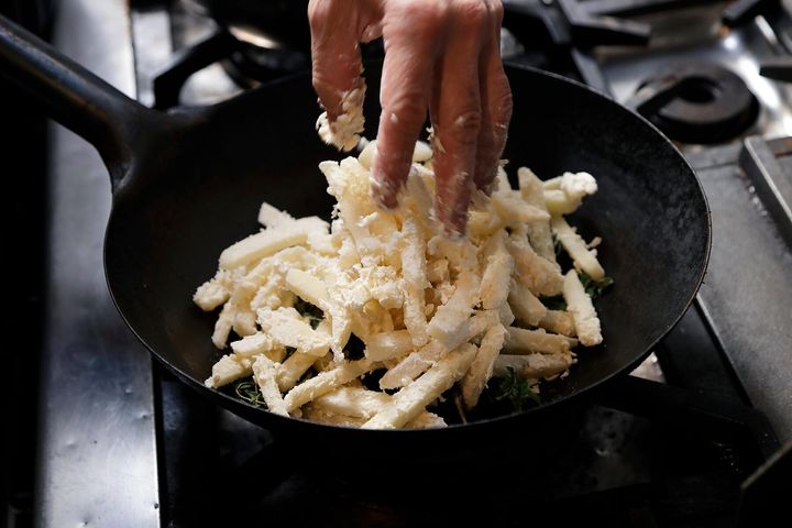 にんにく、ハーブ、じゃがいもの順に入れる