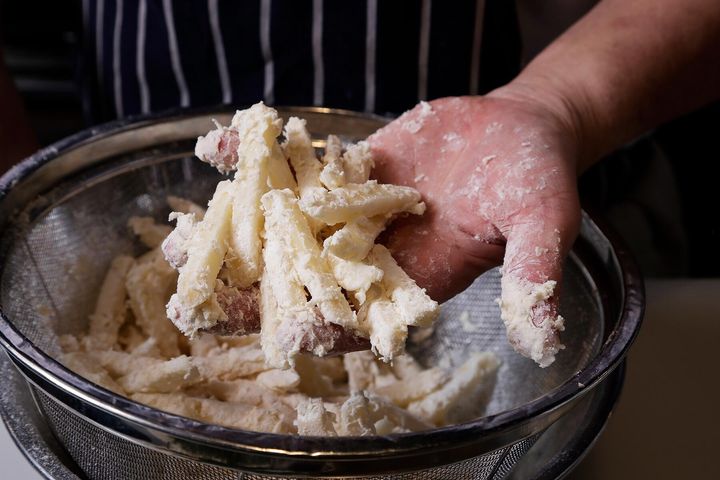 霧吹きして粉を重ねづけする