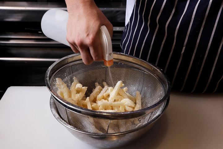 霧吹きして粉を重ねづけする