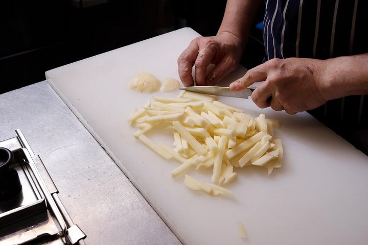 じゃがいもを切る