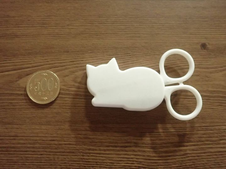 DAISO(ダイソー)：ミニハサミ(ふせネコ、マグネット付)