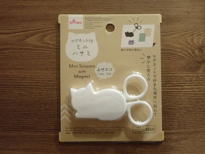 DAISO(ダイソー)：ミニハサミ(ふせネコ、マグネット付)