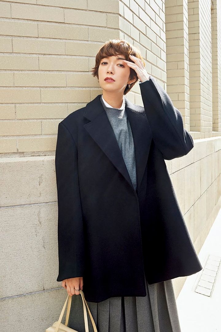 コート¥657,800、スウェット¥154,000、シャツ¥140,800、スカート¥368,500、バッグ¥415,800、ピアス¥75,900、リング※参考商品（すべてジル サンダー／ジルサンダージャパン） 