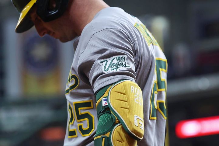 今季「ラスベガス」のロゴをつけてプレーしたアスレチックス（写真はブレント・ルッカー）（C）ロイター