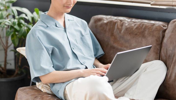 パソコン作業をする人