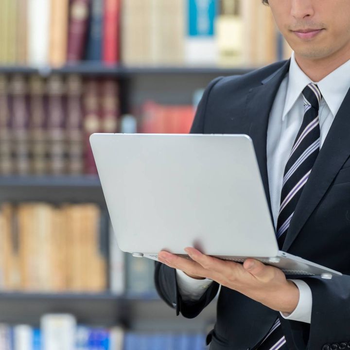 パソコン作業する人