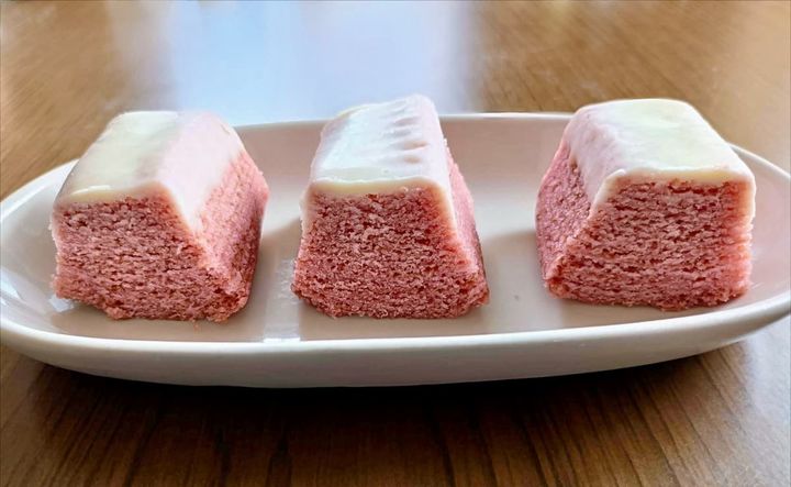 無印良品「不揃いバウムホワイトチョコがけいちご」