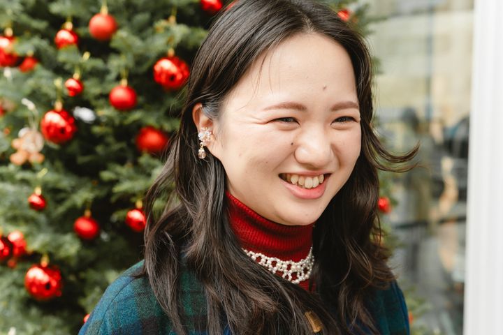 クリスマスムードをまとったチェック柄が主役。華やかな冬のお手本コーデ【ファッジ クリスマスマーケット】