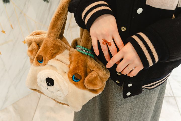 クリスマスムードをまとったチェック柄が主役。華やかな冬のお手本コーデ【ファッジ クリスマスマーケット】