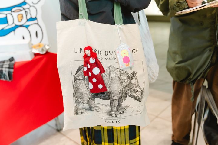 クリスマスムードをまとったチェック柄が主役。華やかな冬のお手本コーデ【ファッジ クリスマスマーケット】