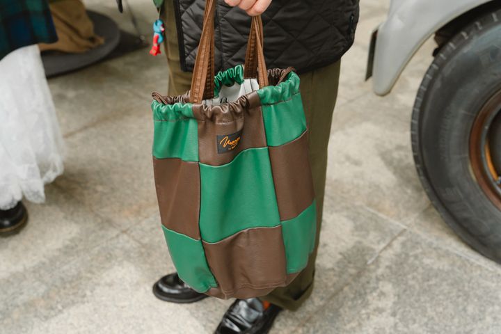 クリスマスムードをまとったチェック柄が主役。華やかな冬のお手本コーデ【ファッジ クリスマスマーケット】