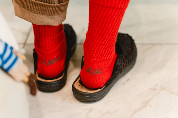 クリスマスムードをまとったチェック柄が主役。華やかな冬のお手本コーデ【ファッジ クリスマスマーケット】