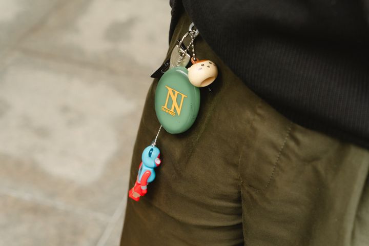 クリスマスムードをまとったチェック柄が主役。華やかな冬のお手本コーデ【ファッジ クリスマスマーケット】