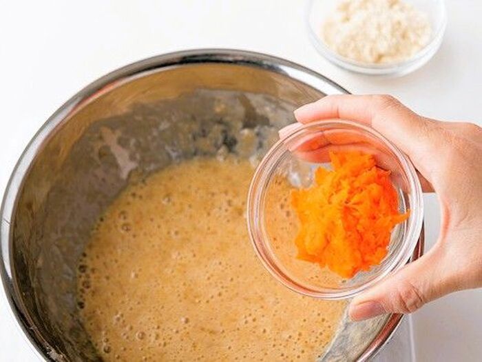 【オイルなし、グルテンなし】米粉で作る、素朴で美味しい「キャロットマフィン」の作り方。トッピングのチーズフロスティングとの相性も抜群です♪