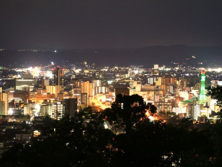 All About ニュース編集部が全国250人を対象に実施した「夜景スポットに関するアンケート」の調査結果から、「福島県の夜景スポット」ランキングを発表！ 2位「信夫山 第一展望台」を抑えた1位は？