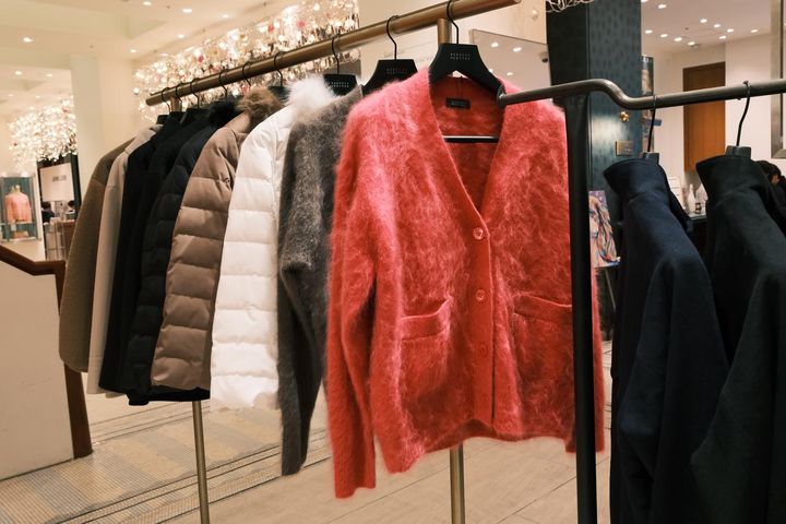 画像: 【BARNEYS NEW YORK】カシミヤファー加工カーディガン各¥110,000 www.barneys.co.jp