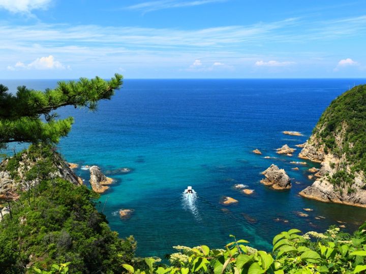 All About ニュース編集部が全国250人を対象に実施した好き＆行ってみたい絶景スポットに関するアンケートの調査結果から、好き＆行ってみたい「鳥取県の絶景スポット」ランキングを発表！ 2位「浦富海岸（岩美町）」を抑えた1位は？