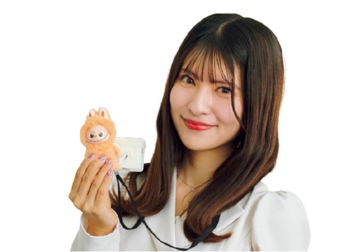 ラブブを持った木村咲彩さん