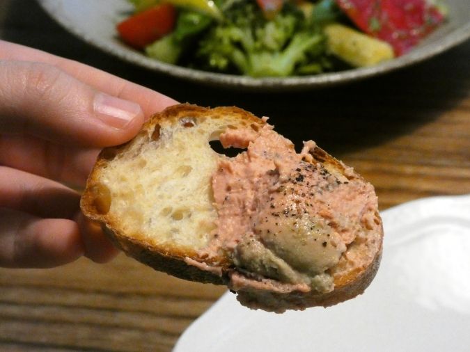 アヒル食堂 鶏肝のムースをバゲットに塗った様子