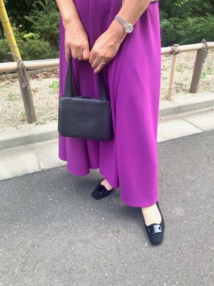 CHANELのバッグとPRADAの靴はブラックで
