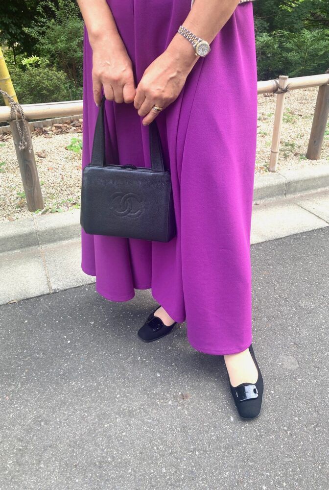 CHANELのバッグとPRADAの靴はブラックで