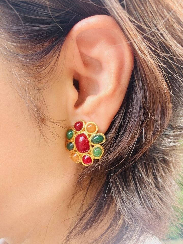 CHANELのマルチカラーのイヤリング