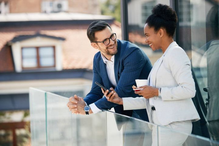 バルコニーで会話する男女