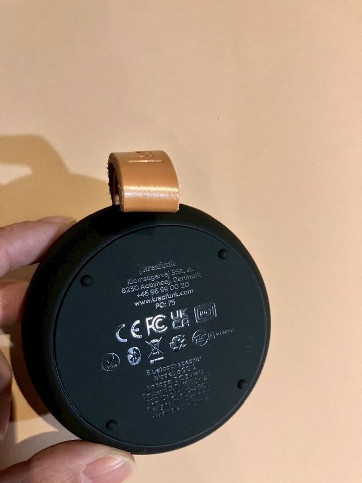 TOC徳の市、ポータブルスピーカー、マットシリコンの質感がいい