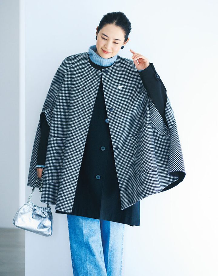 襟付きダブルボタンコート¥63,800 ／レキップ、リバーシブルケープ¥77,000 ／トゥモローランド コレクション（トゥモローランド）、セーター¥39,600 ／ティッカ、デニムパンツ¥27,500 ／アッパー ハイツ × デミルクス ビームス（ビームス ハウス丸の内）、バッグ¥17,930 ／ラ スカイア（セムインターナショナル）、ブローチ¥15,400、イヤリング¥15,120 ／ともにアビステ