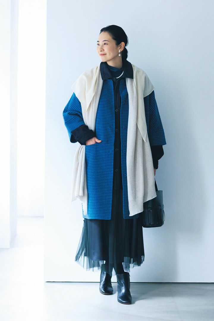 リバーシブルコート¥79,200 ／タバサ（パパス）、ジャケット¥66,000 ／ヤエカ（ヤエカアパートメント ストア）、カシミヤストール¥64,900 ／パドカレ（パドカレ六本木）、レース付き三角ストール¥25,300 ／エリテ（ケイエムディーファーム）、スカート¥29,700 ／アデュー トリステス、タートルカットソー¥11,000 ／マリン フランセーズ（マリン フランセーズ代官山店）、ネックレス¥10,800、イヤリング¥4,320 ／ともにアビステ、ブーツ¥49,500 ／ディヴィナ（金万）、バッグ¥52,800 ／オルセット（オルサ）