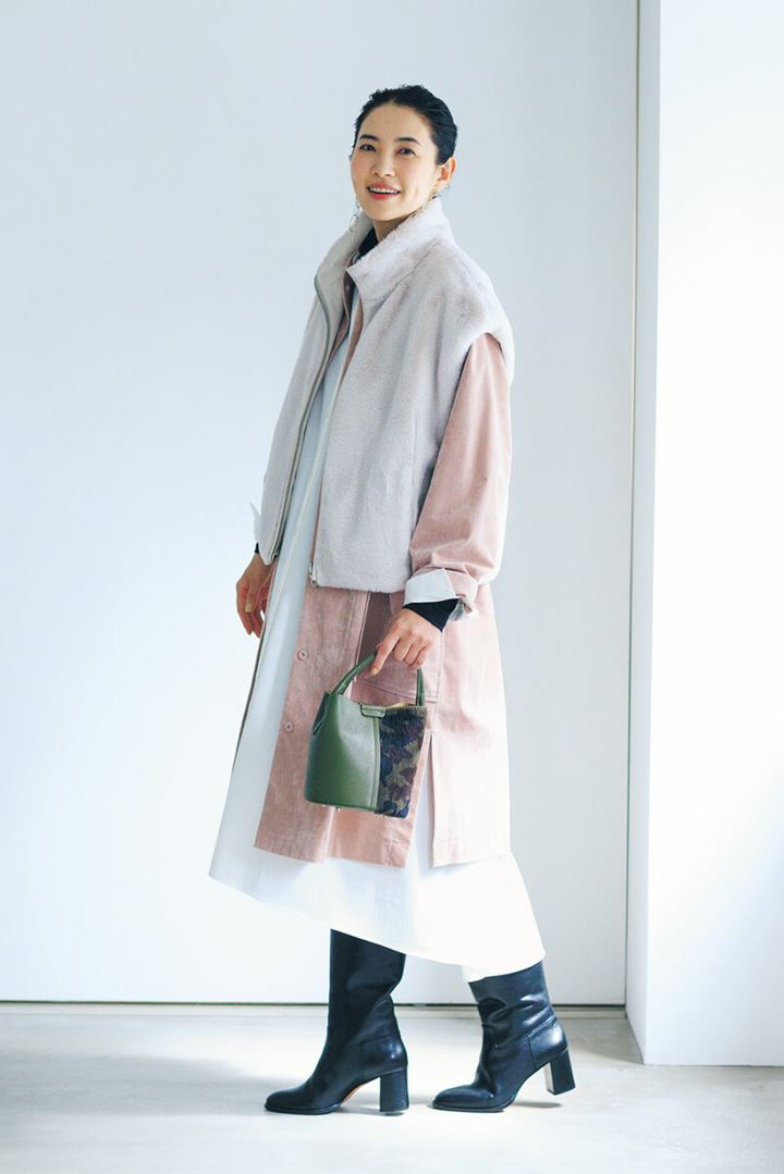 コート¥41,800 ／ロワズィール、リバーシブルベスト¥41,800、シャツワンピース¥52,800、タートルネックカットソー¥33,000 ／すべてプレインピープル（プレインピープル青山）、バッグ¥33,000 ／タバサ（パパス）、ロングブーツ¥75,900 ／ディヴィナ（金万）、イヤリング¥5,400 ／アビステ