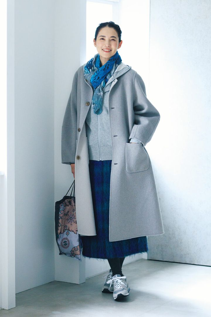 リバーシブルコート¥132,000 ／ケイ ハヤマ プリュス、パーカ¥18,480 ／ミズイロインド（マーコート）、スカート¥28,600 ／ティッカ、ストール¥69,300 ／ファリエロ サルティ（シップス インフォメーションセンター）、バッグ¥23,100 ／マニプリ、スニーカー¥16,280／ニューバランス（ニューバランス ジャパンお客様相談室）