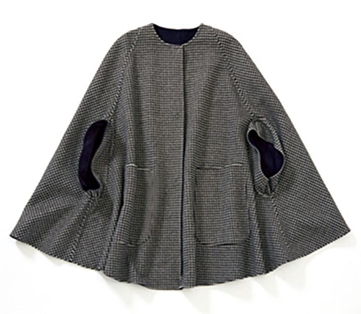 リバーシブルケープ¥77,000 ／トゥモローランド コレクション（トゥモローランド）